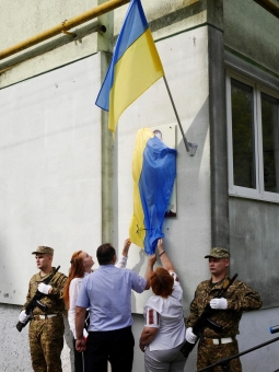 Відкрили та освятили памʼятну дошку Андрію Яцелю.